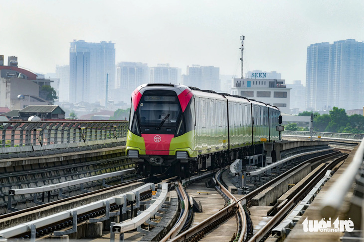 Ngày đầu metro Nhổn - ga Hà Nội hoạt động, người dân xếp hàng đi trải nghiệm- Ảnh 9.