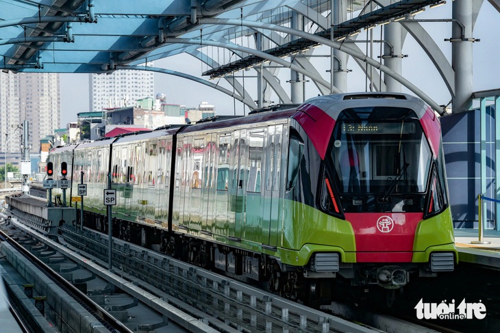 Ngày đầu metro Nhổn - ga Hà Nội hoạt động, người dân xếp hàng đi trải nghiệm- Ảnh 10.