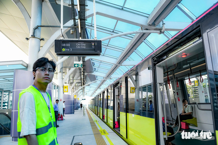 Ngày đầu metro Nhổn - ga Hà Nội hoạt động, người dân xếp hàng đi trải nghiệm- Ảnh 11.