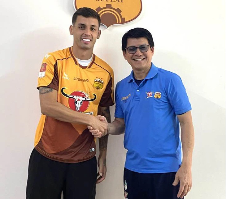 HLV Vũ Tiến Thành và tiền vệ Silva Marciel sau khi ký hợp đồng - Ảnh: HAGL FC
