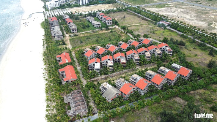 Một dự án ven biển Đà Nẵng bỏ hoang trong thời gian dài - Ảnh: ĐOÀN CƯỜNG