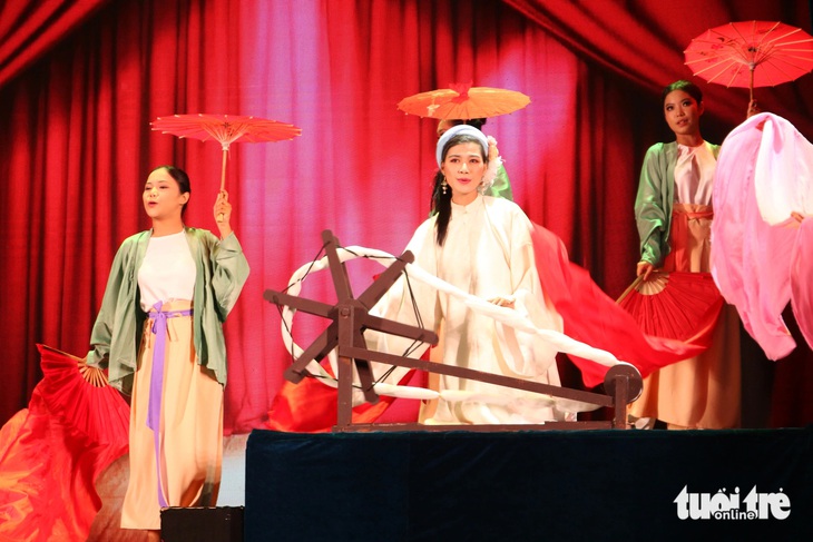 Cảnh trong vở Đứt dây tơ chùng - Ảnh: ĐĂNG KHƯƠNG Hồng Vân dựng vở từ kịch bản của con trai cố tác giả Lê Duy Hạnh- Ảnh 5.