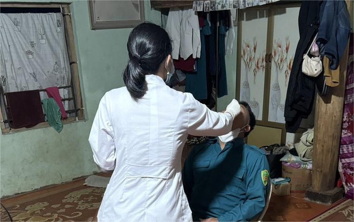 Cán bộ Trung tâm Y tế huyện Mường Lát lấy mẫu bệnh phẩm của người dân ở khu phố Đoàn Kết, thị trấn Mường Lát để phòng, chống dịch bệnh bạch hầu - Ảnh: CTV