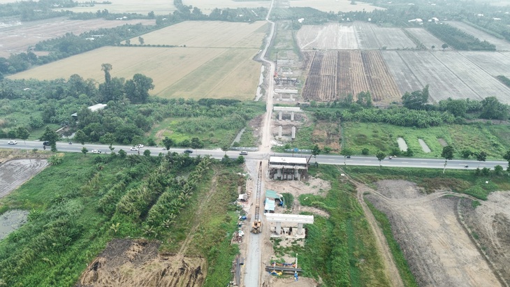 Cao tốc Châu Đốc - Cần Thơ - Sóc Trăng được hỗ trợ nguồn cát san lấp khoảng 8 triệu m³ - Ảnh: B.K.