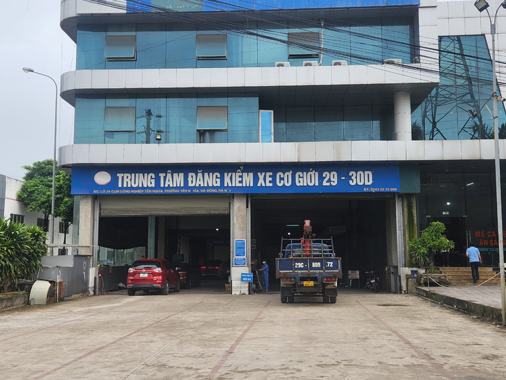 Tạm ngừng thu hồi chứng nhận đăng kiểm viên bị kết án để ngăn ùn tắc trung tâm đăng kiểm - Ảnh 1.