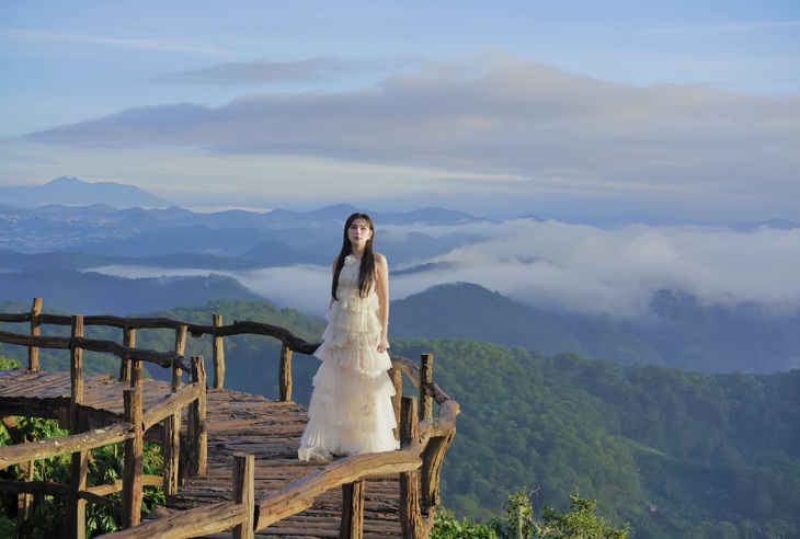 Thu Thủy dành nhiều tâm huyết cho sự trở lại lần này. Cô lên tận Đà Lạt để "săn mây" đưa vào MV