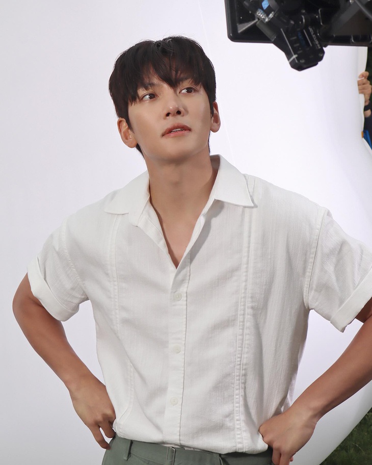 Ji Chang Wook 'não cá vàng' khi ký tặng fan- Ảnh 1.