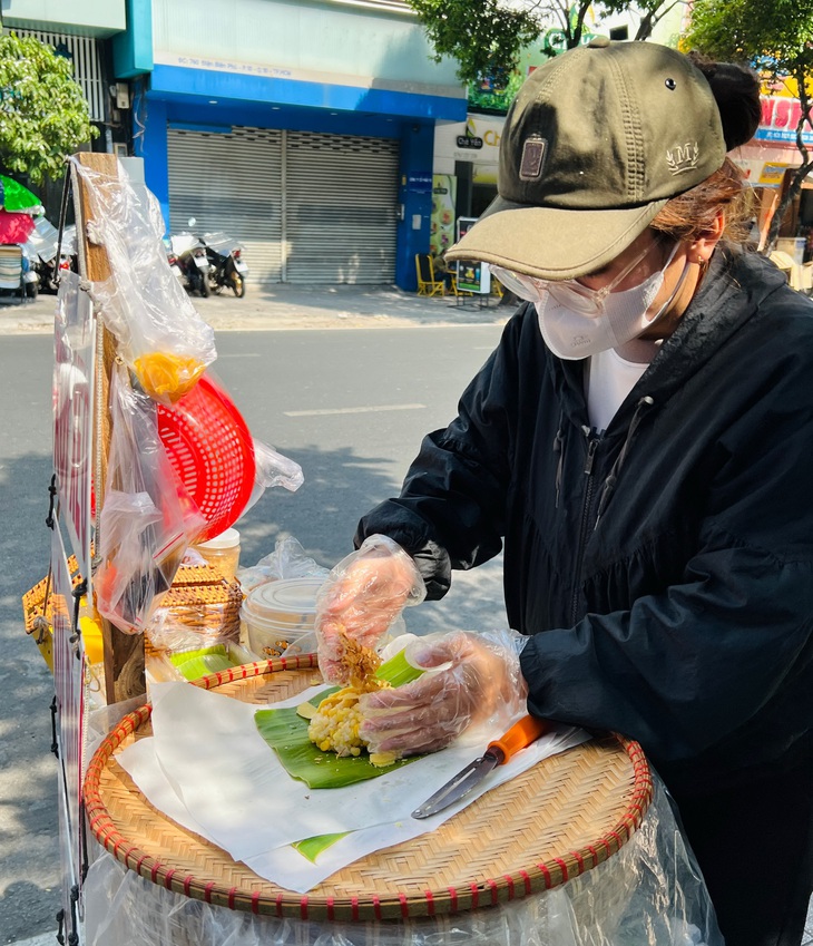 Sinh viên Nguyễn Kiều bán xôi thuê buổi sáng để trang trải sinh hoạt phí - Ảnh: YẾN TRINH