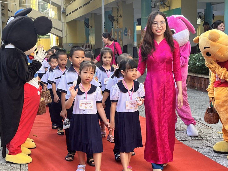 Các em học sinh lớp 1 tại TP.HCM trong ngày khai giảng năm học 2023 - 2024 - Ảnh: MỸ DUNG
