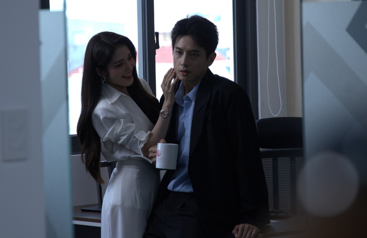 Ny Saki và Ngô Kinh Lâm trong phim Bí mật trong sương mù