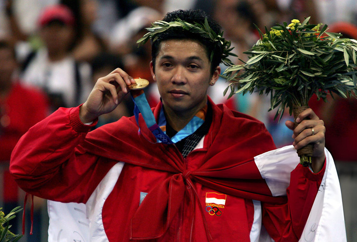 Huyền thoại cầu lông Indonesia Taufik Hidayat với tấm HCV tại Olympic 2004 - Ảnh: GETTY