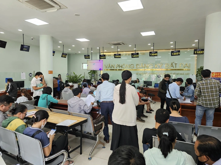 Người dân làm thủ tục về đất đai tại TP.HCM - Ảnh: NGỌC HIỂN