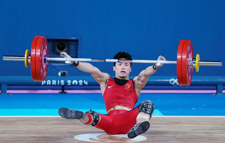 Đô cử Trịnh Văn Vinh để lại tiếc nuối lớn khi thi đấu không thành công ở hạng cân 61kg nam môn cử tạ Olympic 2024, thể thao Việt Nam ra về tay trắng - Ảnh: REUTERS