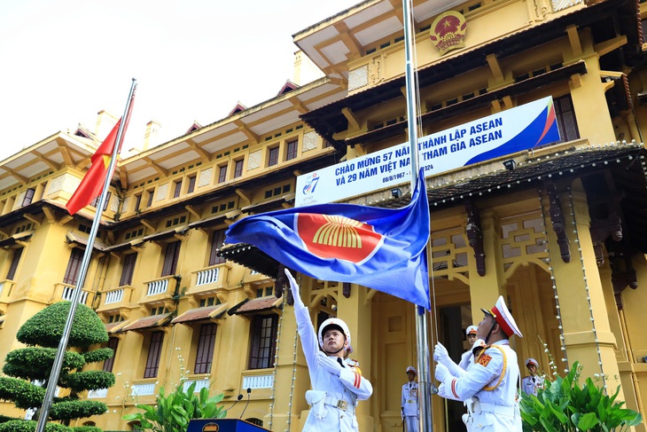 Sáng 8-8, lễ thượng cờ ASEAN theo thông lệ hằng năm nhân kỷ niệm thành lập ASEAN đã diễn ra trang trọng tại thủ đô Hà Nội, với sự tham dự của đại sứ các nước ASEAN, các nước đối tác của ASEAN - Ảnh: DANH KHANG