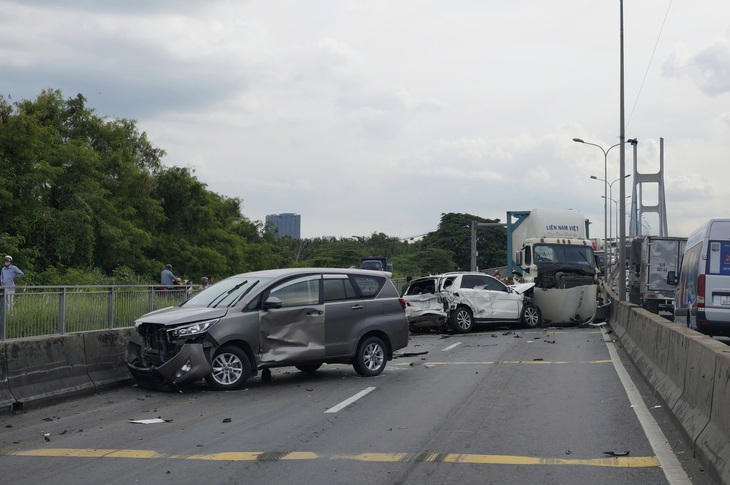 Nhiều xe tông liên hoàn trên cầu Phú Mỹ, ô tô bốc cháy, công an đang phong tỏa- Ảnh 10. Đến 17, lực lượng chức năng vẫn phong tỏa hiện trường, các xe tại hiện trường nằm la liệt - Ảnh: ĐÌNH KHẢI