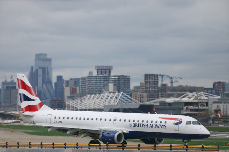 Một chiếc máy bay của British Airways chuẩn bị cất cánh từ thủ đô London, Anh ngày 11-4-2024 - Ảnh: REUTERS