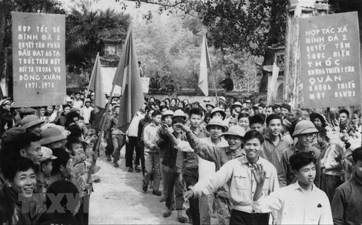 Hưởng ứng phong trào “Ba sẵn sàng”, thanh niên Hà Tây nô nức lên đường vì Tổ quốc (tháng 8-1964) - Ảnh: TTXVN