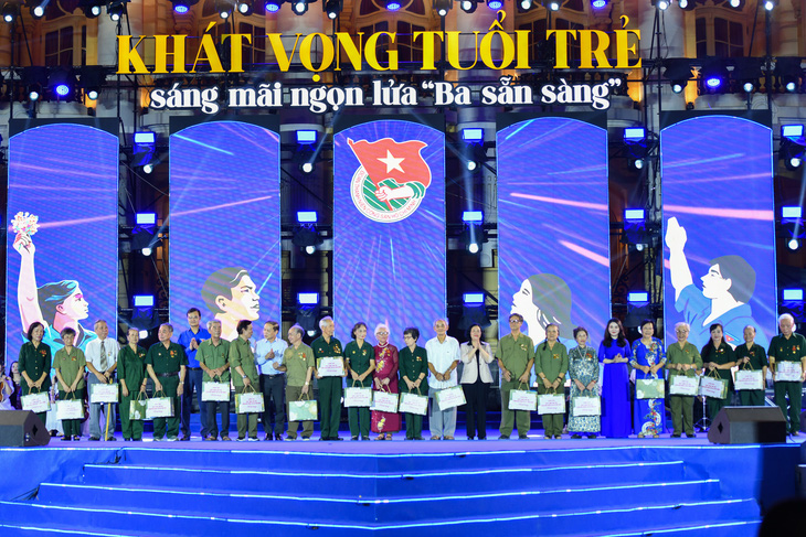 Lãnh đạo Đảng, Nhà nước, TP Hà Nội tặng quà tri ân các nhân chứng lịch sử thời kỳ “Ba sẵn sàng” - Ảnh: PHẠM MẠNH