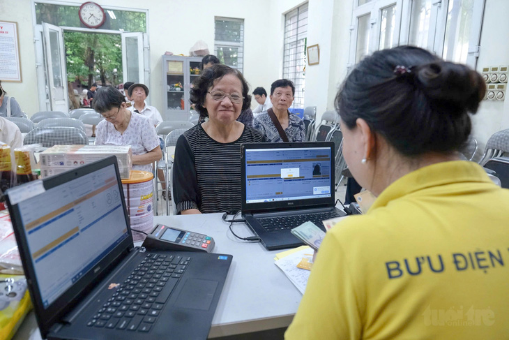 Người dân chờ tới lượt lãnh lương hưu trực tiếp tại một điểm chi trả lương hưu tại quận Thanh Xuân, Hà Nội - Ảnh minh họa: HÀ QUÂN