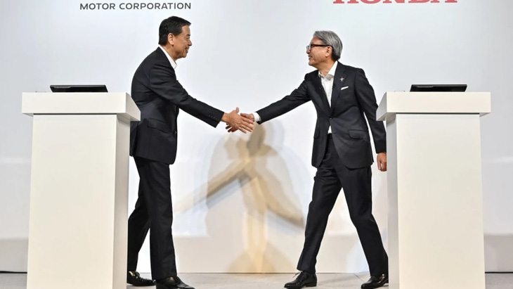 Ông Makoto Uchida (trái), chủ tịch kiêm CEO của Nissan, và ông Toshihiro Mibe, chủ tịch kiêm CEO của Honda, tại một cuộc họp báo ở Tokyo. Hiện tại Nissan và Honda vẫn chưa thảo luận về việc chia sẻ vốn nhưng đang xem xét nhiều lựa chọn, trong đó có khả năng thành lập một công ty mới - Ảnh: Getty