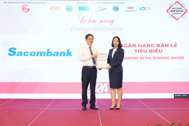 Đại diện Sacombank, bà Nguyễn Phương Huyền - Phó giám đốc phụ trách Khối cá nhân (bên phải), nhận giải thưởng 