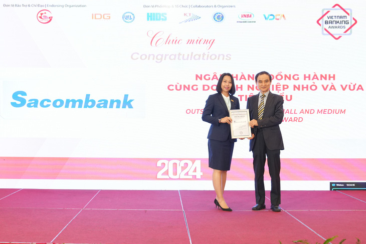 Đại diện Sacombank, bà Nguyễn Phương Huyền - Phó giám đốc phụ trách Khối cá nhân (bên trái), nhận giải thưởng 