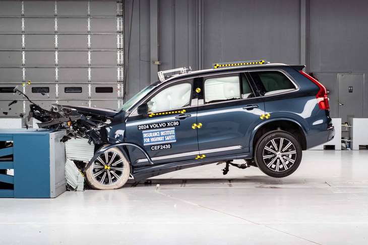 Volvo XC90 trong bài thử nghiệm đâm va kiểm tra an toàn - Ảnh: IIHS