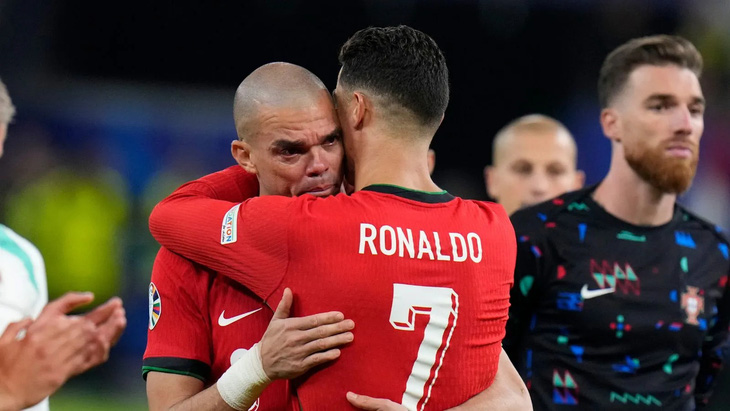 Khoảnh khắc xúc động khi Ronaldo an ủi Pepe ở Euro 2024 - Ảnh: REUTERS