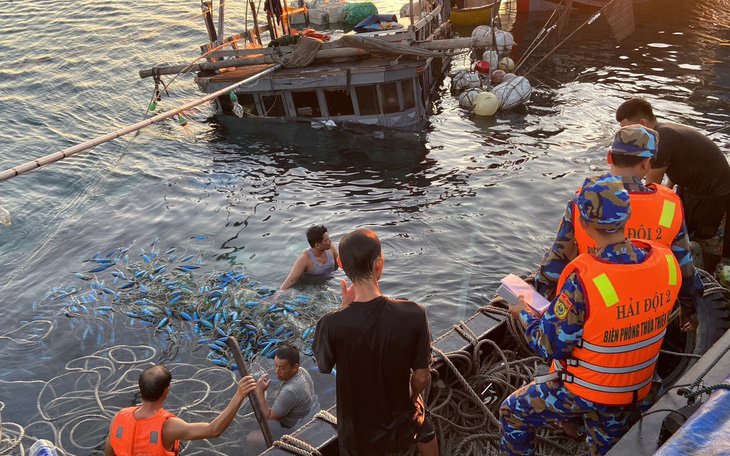 Tàu hàng bị sóng đánh chìm ở vùng biển Quảng Nam, 8 thuyền viên lên bè cứu sinh cầu cứu - Ảnh 2.