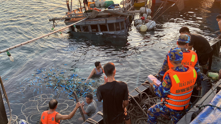 Hiện trường vụ việc tàu cá chở 11 ngư dân bị chìm trên biển Thuận An (TP Huế) sáng 9-8 - Ảnh: NGỌC BÌNH