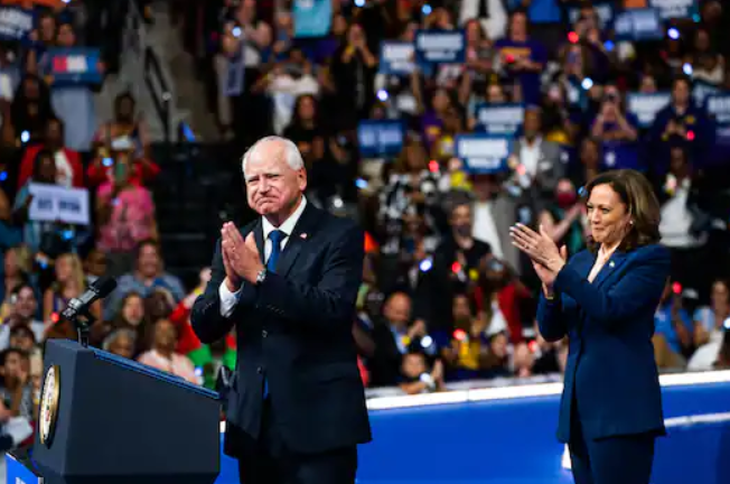 Ứng cử viên phó tổng thống Đảng Dân chủ Tim Walz trên sân khấu cùng Phó tổng thống Mỹ Kamala Harris - Ảnh: WASHINGTON POST