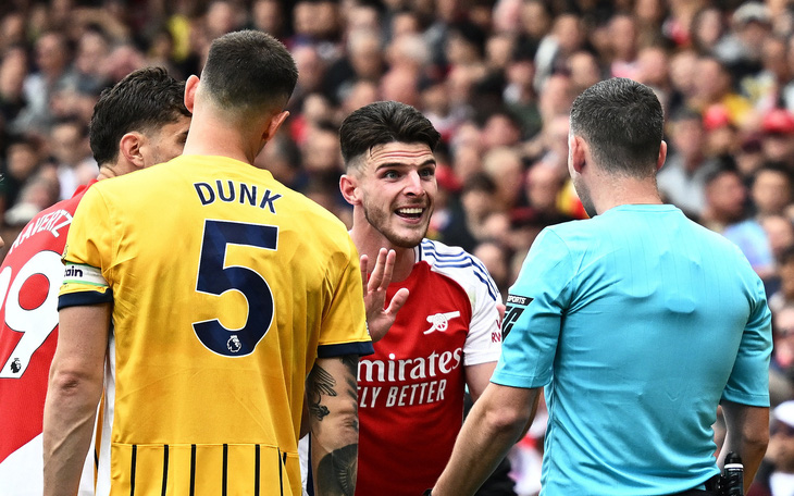 Declan Rice chê Arsenal ‘ngây thơ’ sau thẻ đỏ gây tranh cãi - Ảnh 3.