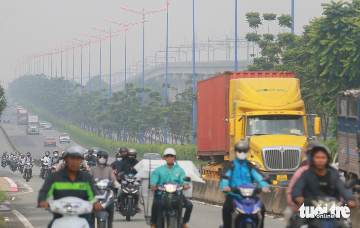 Nhiều nơi ở TP.HCM có sương mù giữa trưa 1-9 - Ảnh 1.