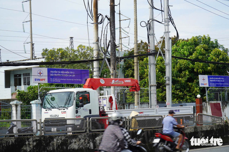 Sự cố cháy trạm biến áp 220kV Tiền Giang do sét đánh vào trụ cáp ngầm - Ảnh 1.