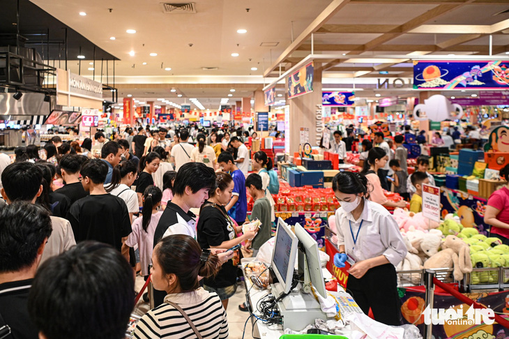 Trung tâm thương mại ở Hà Nội đông nghẹt người mua sắm trong ngày nghỉ lễ - Ảnh 7.