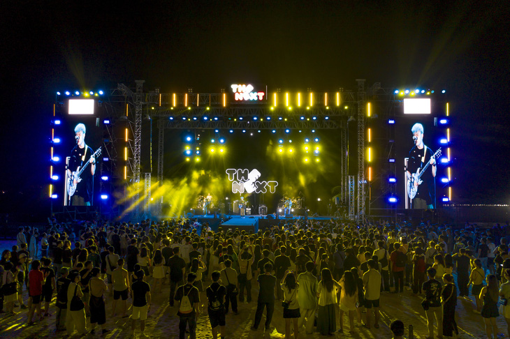 Hàng ngàn người hòa mình vào đêm nhạc rock THE NEXT Live Concert 2024 - Ảnh 1.