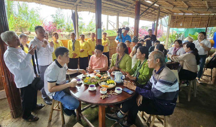 Lễ 2-9: Chen chân 'săn' hàng hiệu giá từ 200.000 đồng, tour 'chill' cù lao, trekking hút khách - Ảnh 5.