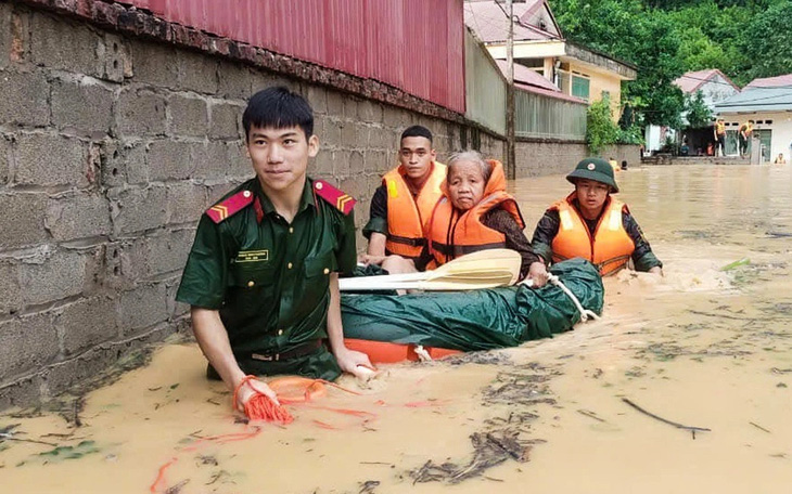 Dân hết lòng, quân hết mình vì bà con vùng lũ tại Thái Nguyên - Ảnh 4.