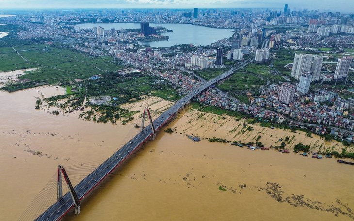 Nhóm bạn trẻ chèo SUP 'giải cứu' nhiều người kẹt ở khu dân cư sát sông Hồng - Ảnh 31.