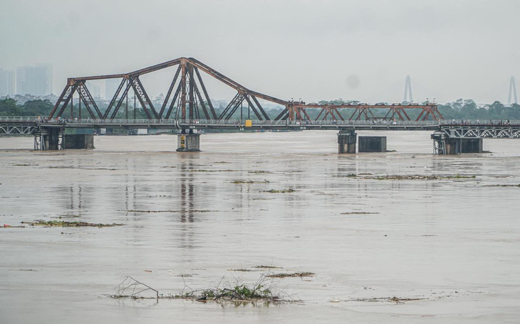 Dân Hà Nội đi xuồng ngay giữa quận trung tâm, ngỗng bơi trên phố, nước ngập quá nửa nhà - Ảnh 9.