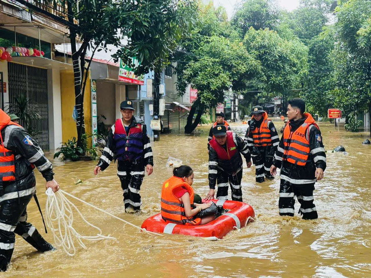 Lũ lụt chưa từng có ở miền Bắc: Cao Bằng vẫn còn 31 người mất tích, đang nỗ lực tìm kiếm - Ảnh 13.