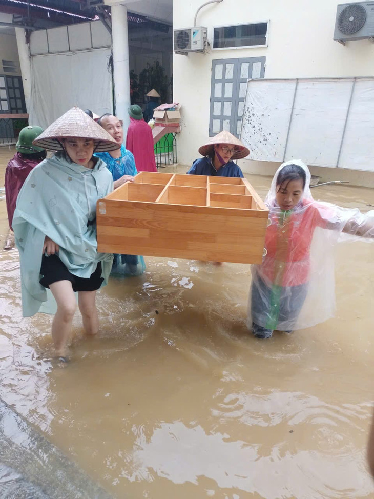 Bộ Giáo dục và Đào tạo yêu cầu tập trung hỗ trợ giáo viên, học sinh vùng bão lũ - Ảnh 1.