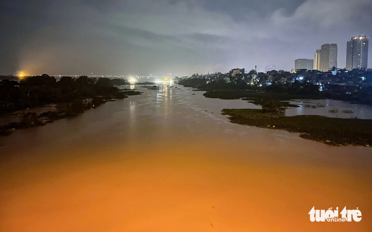 Phát lệnh báo động trên các sông : Di chuyển ngay tài sản ngoài bãi sông, trên sông - Ảnh 8.