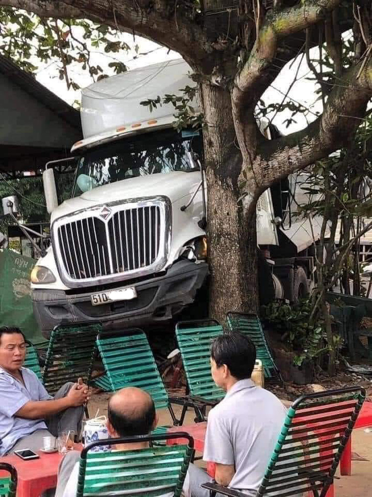 Ảnh vui 10-9: Cơn gió thổi bay bảng hiệu tạo chữ 'lo âu' - Ảnh 4.