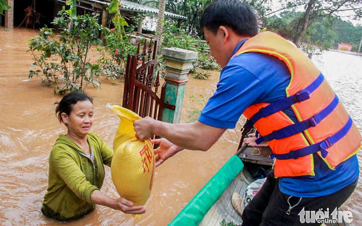 Cứu trợ đồng bào bão lũ: Bữa cơm miễn phí và phí cầu đường - Ảnh 2.