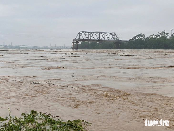 Cầu Phong Châu sập, hàng trăm học sinh được nhà xe đưa đón miễn phí mỗi ngày - Ảnh 6.