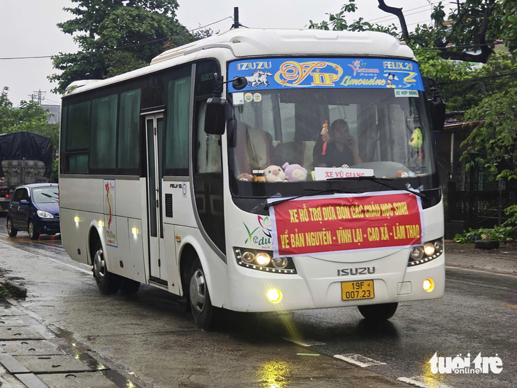 Cầu Long Châu sập, hàng trăm học sinh được nhà xe đưa đón miễn phí mỗi ngày - Ảnh 5.