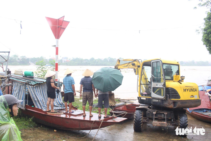 Nước lũ chảy xiết, chưa thể bắc cầu phao tạm thay thế cầu Phong Châu - Ảnh 4.