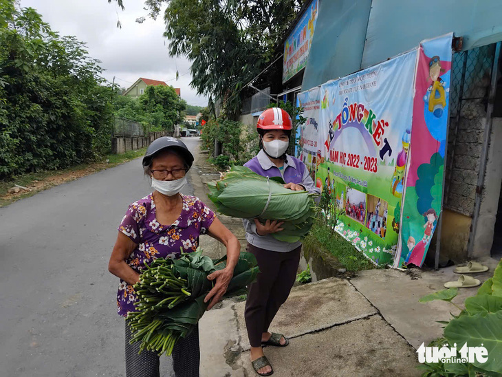 Bà con xứ Nghệ nấu bánh chưng gửi ra vùng lũ phía Bắc - Ảnh 2.