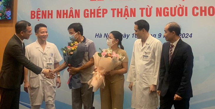 Hai người ghép thận từ tạng hiến của chàng trai Hà Nội được về nhà - Ảnh 1.